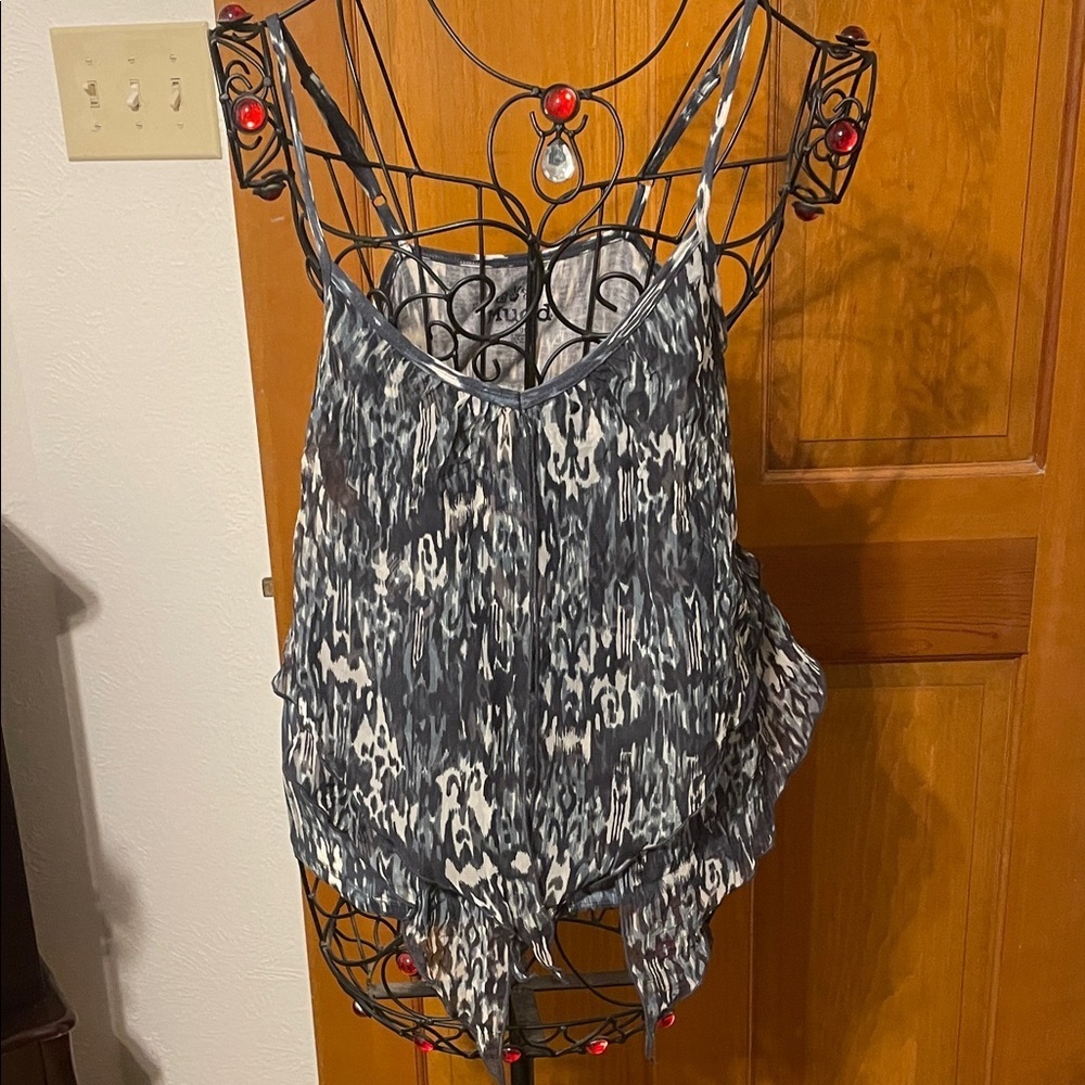 💨💨💨3 for 12$💨💨💨Mudd Black and White Patterned Camisole-Large